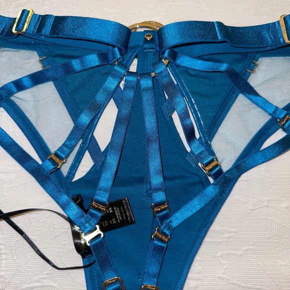 MISTRESS T
PEACOCK BLUE PUSH UP BRA & BOTTOM LINGERIE SET - Picture 9 of 16
